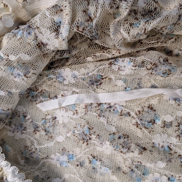 Lulu tank SOLD ON DEPOP - Picture 3 of 4